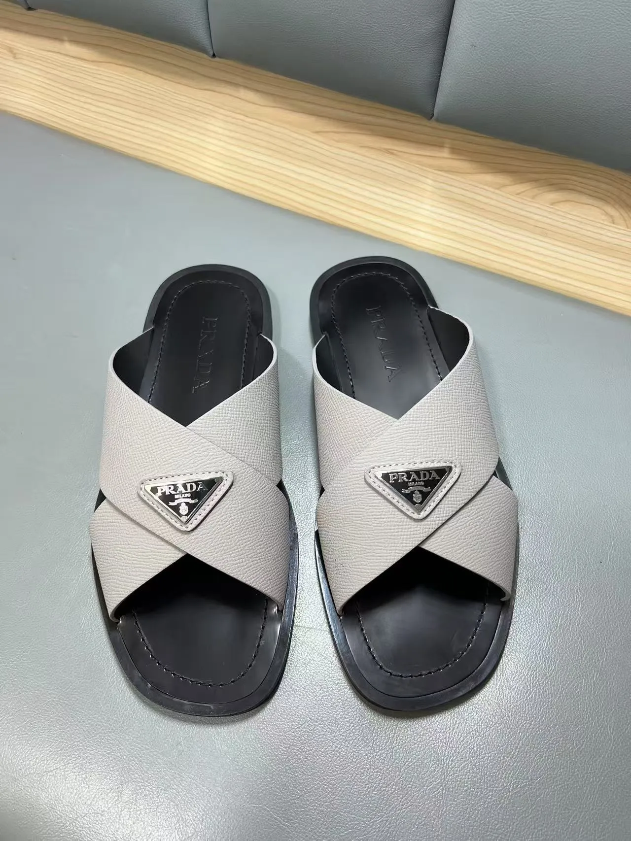 340💰PRADA Prada’s latest slippers are synchronized with the official website. This slipper is made of the brand’s unique and iconic Saffiano leather. The brand logo jumps out from the double straps, and the brand style is clearly visible. Cowhide gives men elegant charm and functional design, making it an ideal choice for vacation and leisure. Size:38-45